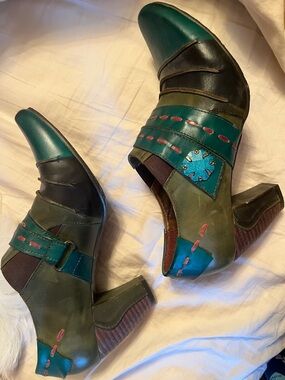 Spring Step Green and Teal Leather Block Heel Shoes. Beautiful design.